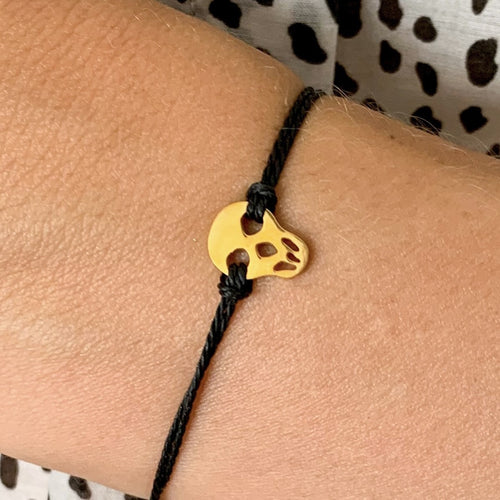 Bracelet Calavera Noir porté au poignet, tête de mort dorée sur cordon noir - MY KNOT PARIS