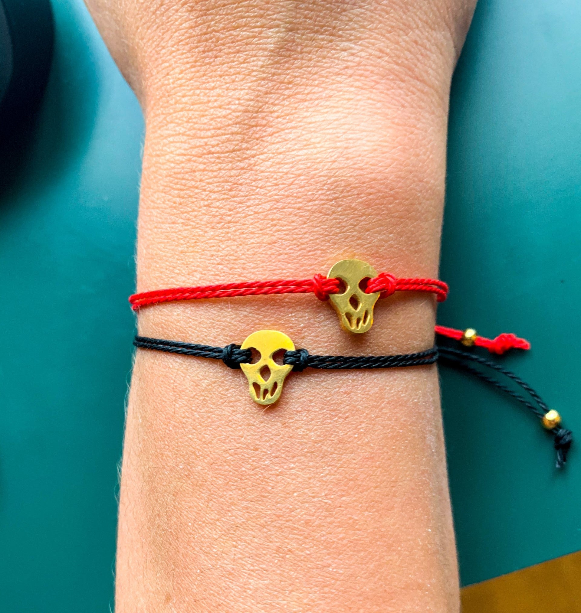 Duo de bracelets Calavera noir et rouge portés au poignet - MY KNOT PARIS